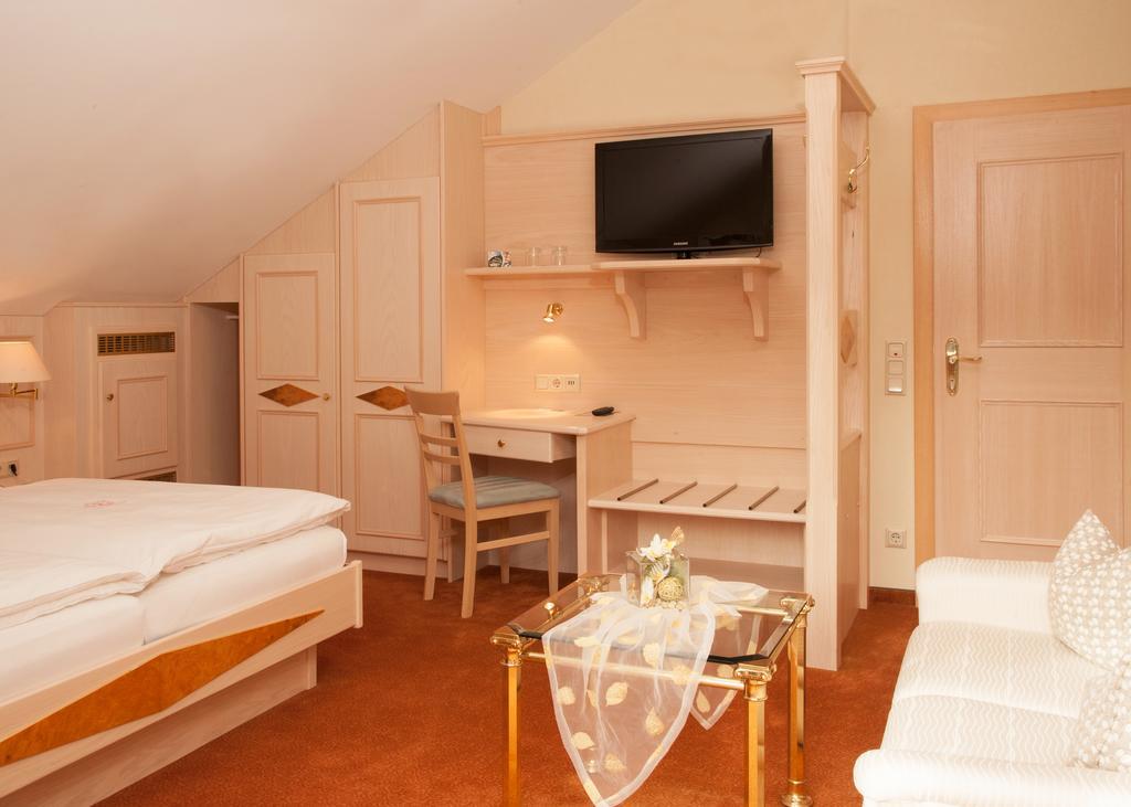 Hotel Zum Weissen Stein Kirchen  Room photo