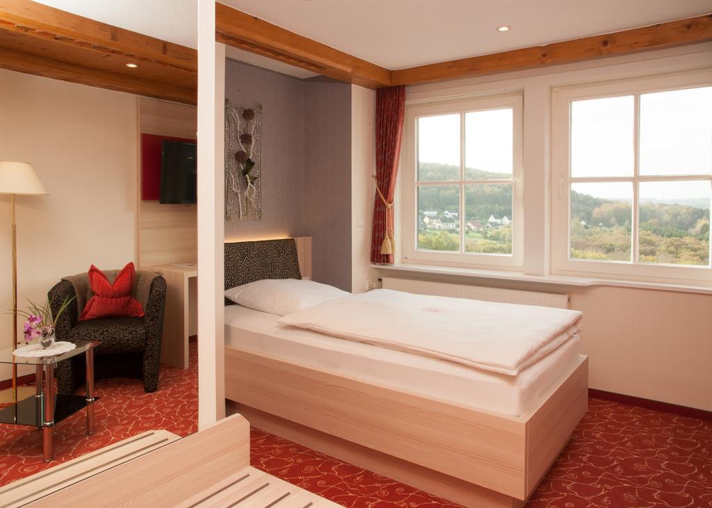 Hotel Zum Weissen Stein Kirchen  Room photo