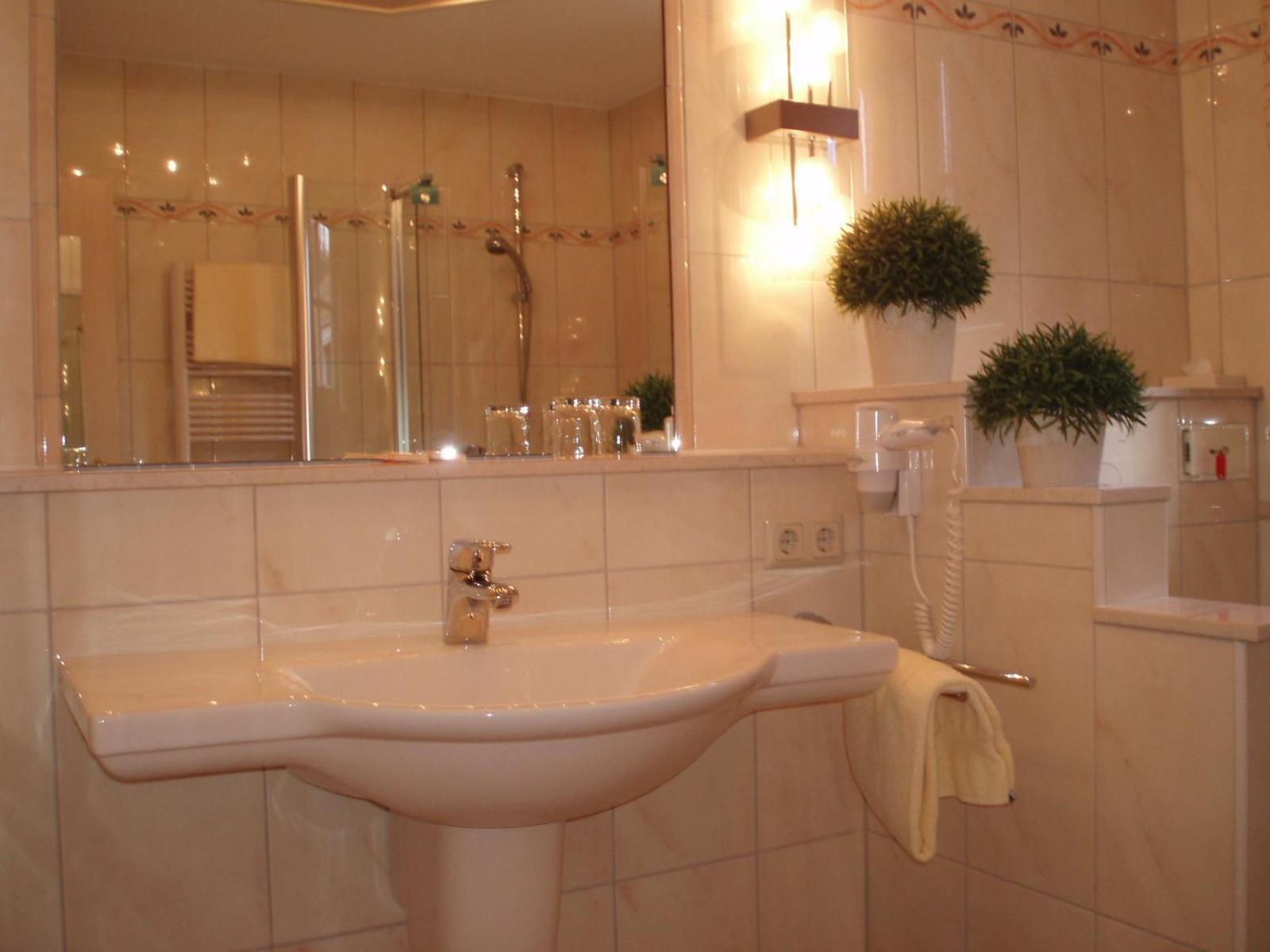Hotel Zum Weissen Stein Kirchen  Room photo